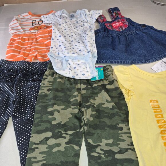 6 PC, 1 Shirt, 2 Panrs, 1 Sleeper, 1 Halloween Outfir and 1 Overall Skirt, 12 M. - Picture 1 of 16